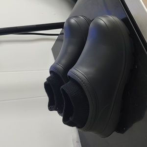 Work shoes with cushion inside